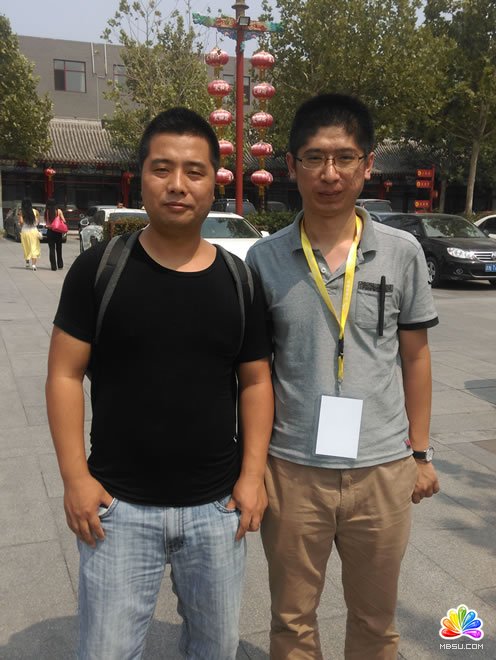 盧松松和王通合影